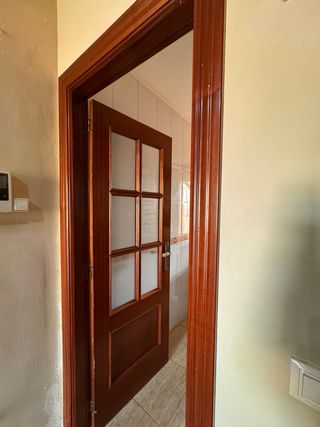 Puerta madera con cristal labrado