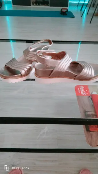 Sandalias doradas mujer