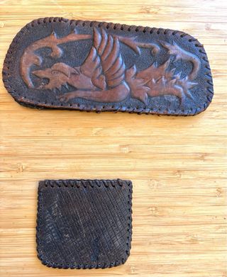 Antigüedad monedero y funda gafas cuero repujado