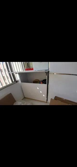Cajonera blanca de madera y plástico