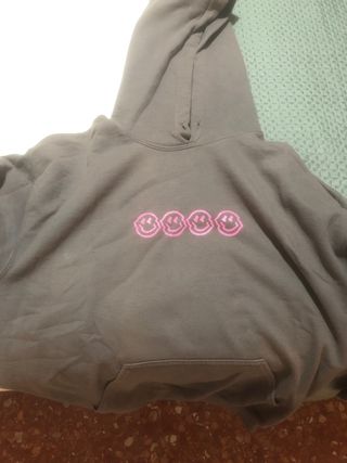 Sudadera gris con estampado de caritas