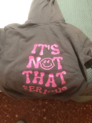 Sudadera gris con estampado de caritas