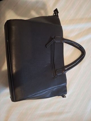 Bolso negro con tachuelas