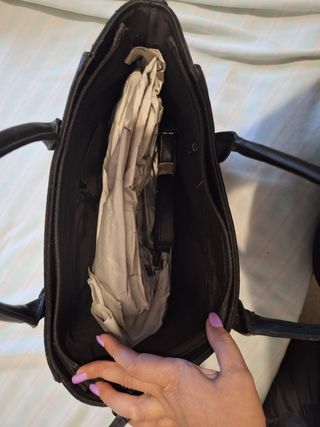 Bolso negro con tachuelas