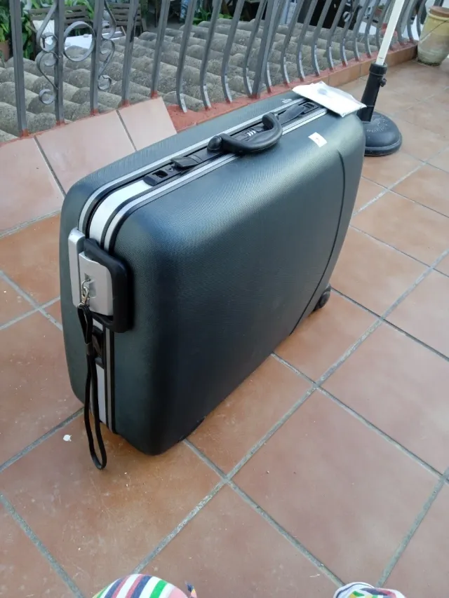 Maleta grande negra y plateada gris