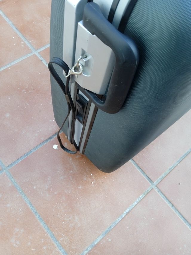 Maleta grande negra y plateada gris