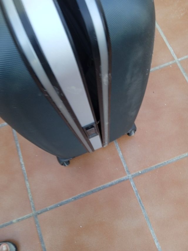 Maleta grande negra y plateada gris