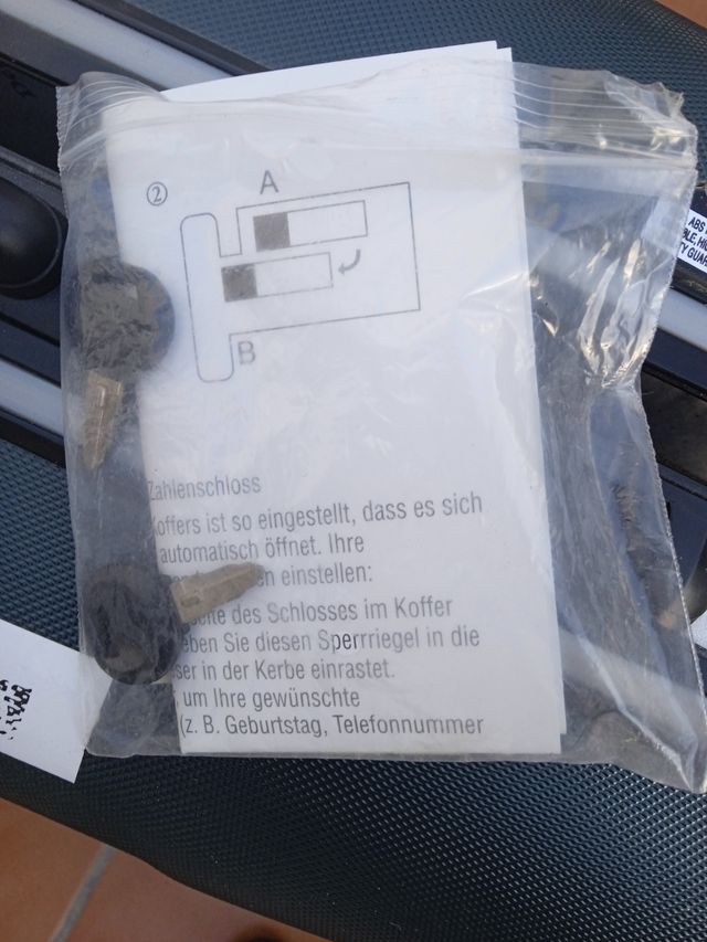 Maleta grande negra y plateada gris