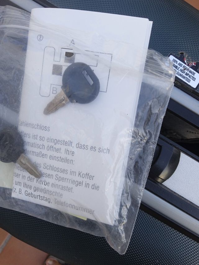 Maleta grande negra y plateada gris