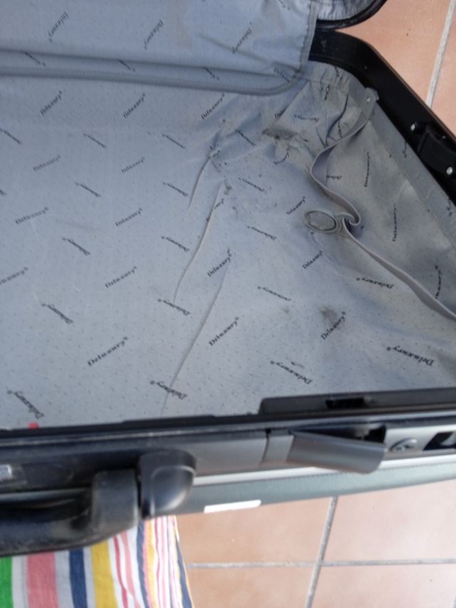 Maleta grande negra y plateada gris