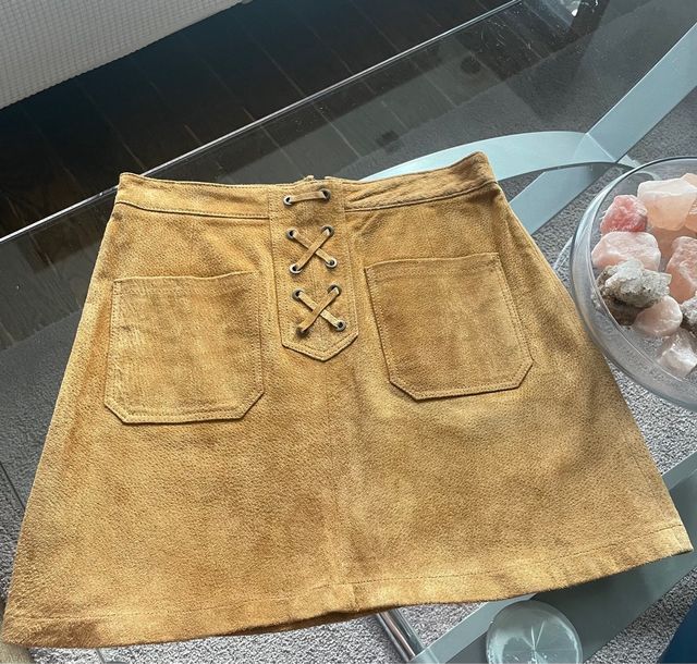 Falda mini ante camel con cordones, de piel