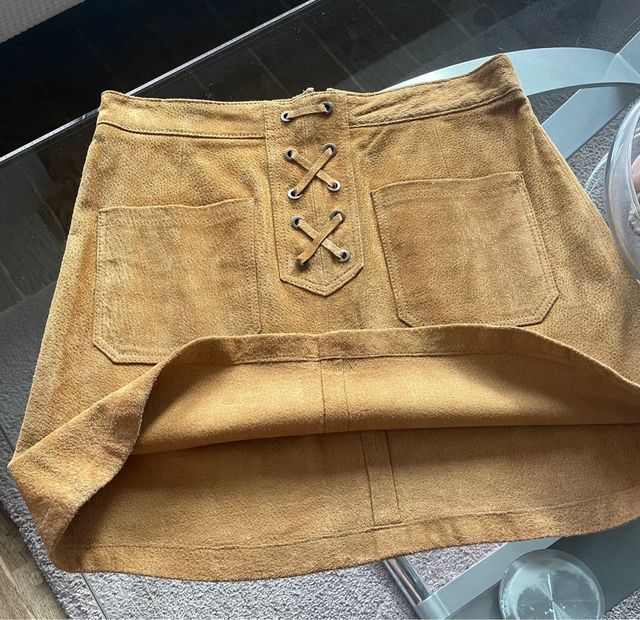 Falda mini ante camel con cordones, de piel