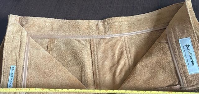 Falda mini ante camel con cordones, de piel