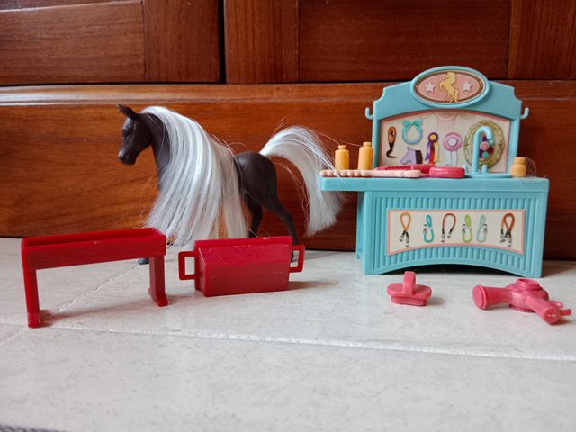 Juguete caballo y accesorios de peluquería