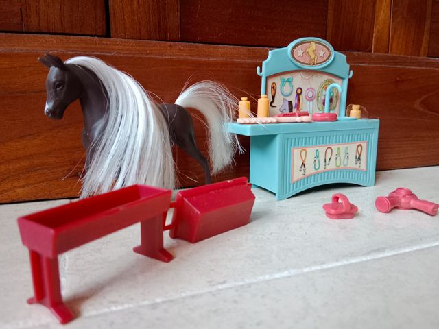 Juguete caballo y accesorios de peluquería