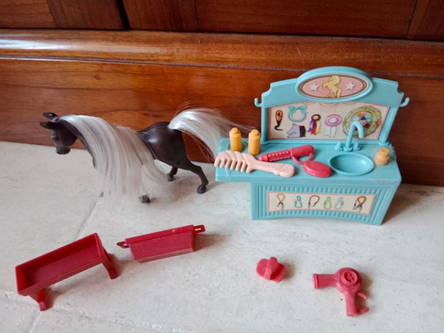 Juguete caballo y accesorios de peluquería