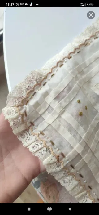 Manteletas antiguas de muselina bordadas