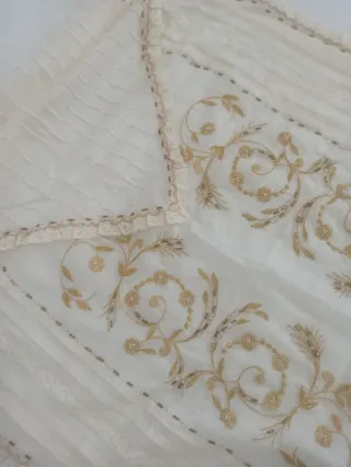 Manteletas antiguas de muselina bordadas