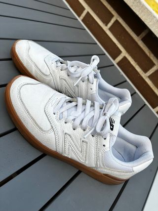 Zapatillas New Balance en piel con la suela marrón