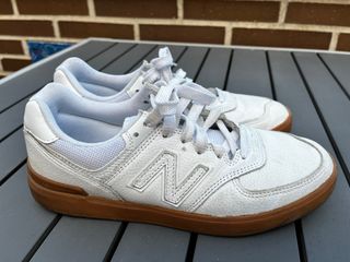 Zapatillas New Balance en piel con la suela marrón