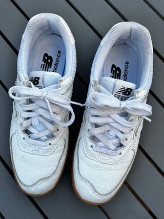 Zapatillas New Balance en piel con la suela marrón