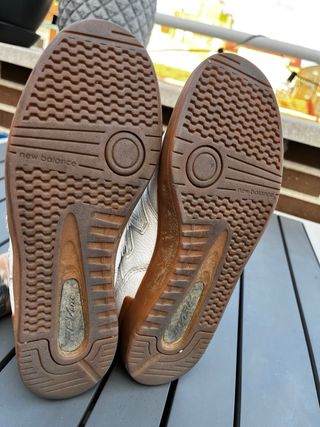 Zapatillas New Balance en piel con la suela marrón