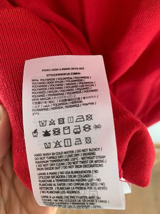 Jersey Guess Rojo con Cadena