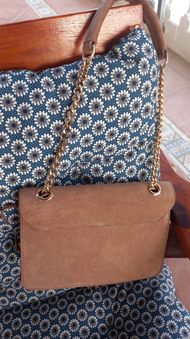 Bolso flecos ante George Rech