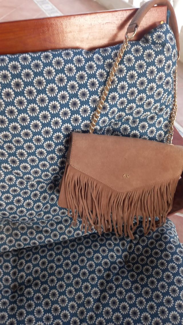 Bolso flecos ante George Rech