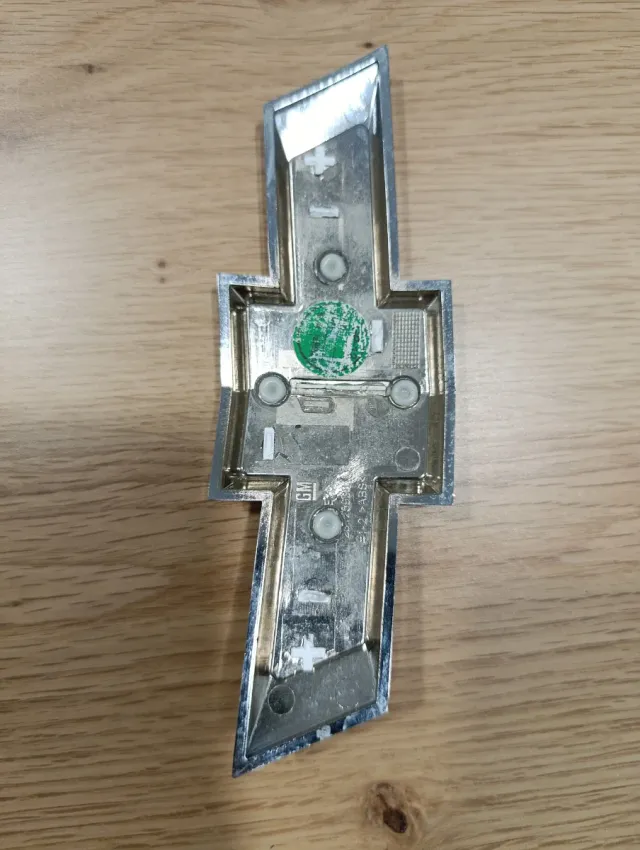 Anagrama Logo Chevrolet Dorado y Cromado