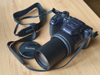 Kodak Pixpro AZ528 + Tarjeta SD 32GB y Funda