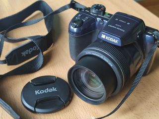 Kodak Pixpro AZ528 + Tarjeta SD 32GB y Funda