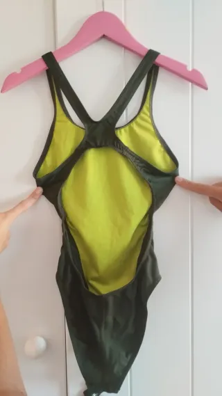 Bañador Arena niña talla 32, para 12 años