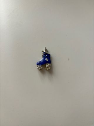 Colgante patín azul con estrellas