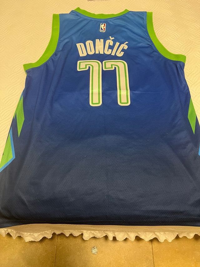 Camiseta Dallas Mavericks 77