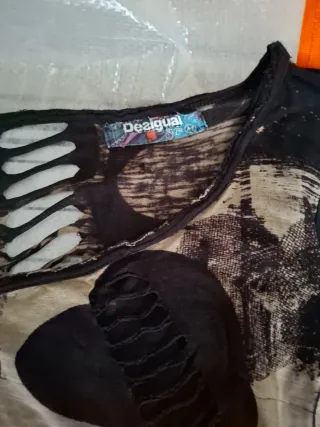 Camiseta Desigual Corazones Beige y Negro