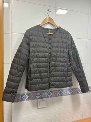 Chaqueta Uniqlo gris plumas ultraligera
