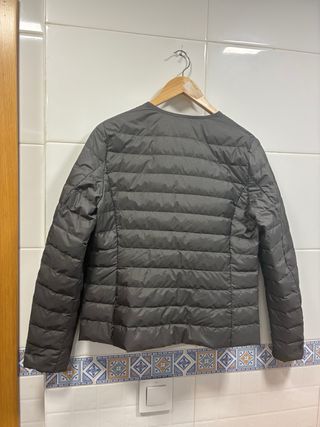 Chaqueta Uniqlo gris plumas ultraligera