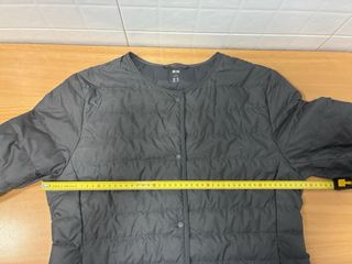 Chaqueta Uniqlo gris plumas ultraligera
