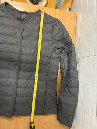 Chaqueta Uniqlo gris plumas ultraligera