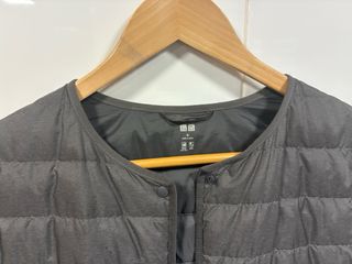 Chaqueta Uniqlo gris plumas ultraligera
