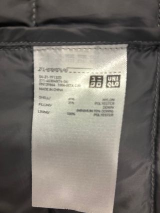 Chaqueta Uniqlo gris plumas ultraligera