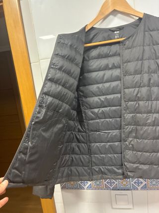 Chaqueta Uniqlo gris plumas ultraligera