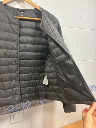 Chaqueta Uniqlo gris plumas ultraligera