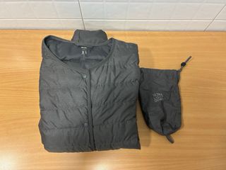 Chaqueta Uniqlo gris plumas ultraligera