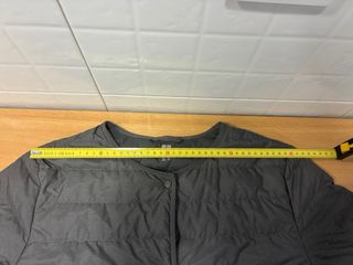 Chaqueta Uniqlo gris plumas ultraligera