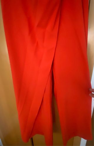 Mono rojo con detalle de anilla