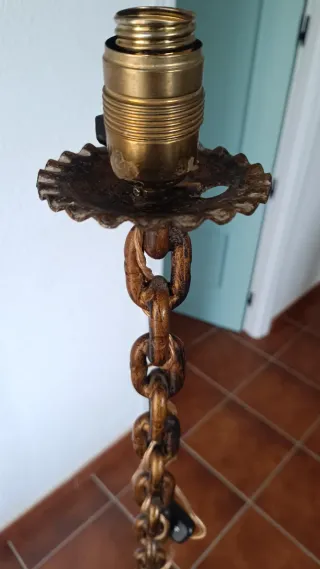 Pie de lámpara antiguo de metal