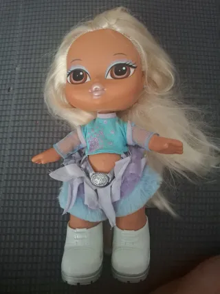 Muñeca Bratz rubia con vestido azul y botas