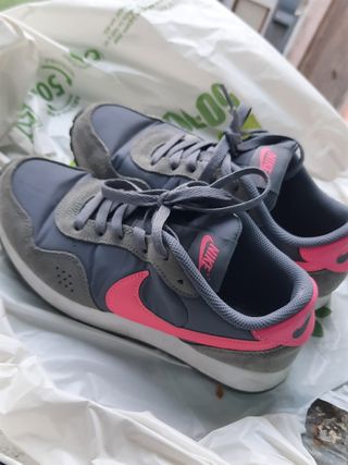 Nike grises y rosas